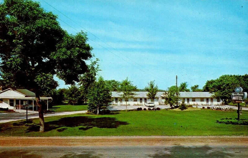 White Wagon Motel and Coffee Shop - Vintage Postcard (newer photo)